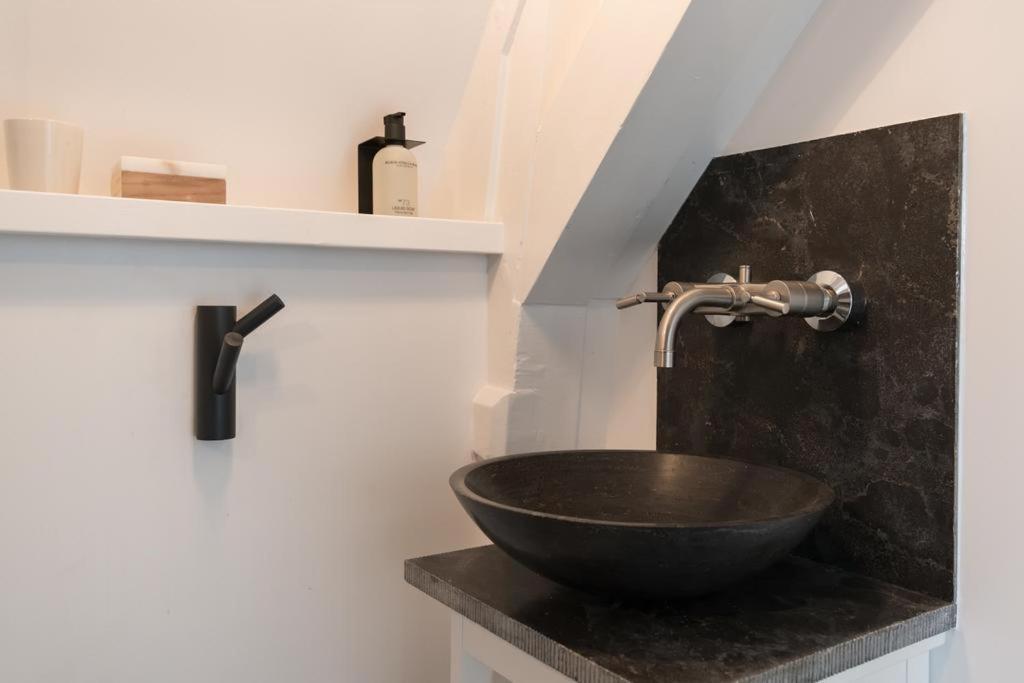 Two Bedroom Apartment In Historic Canalhouse From 1618 - City Centre Amsterdam Exterior photo