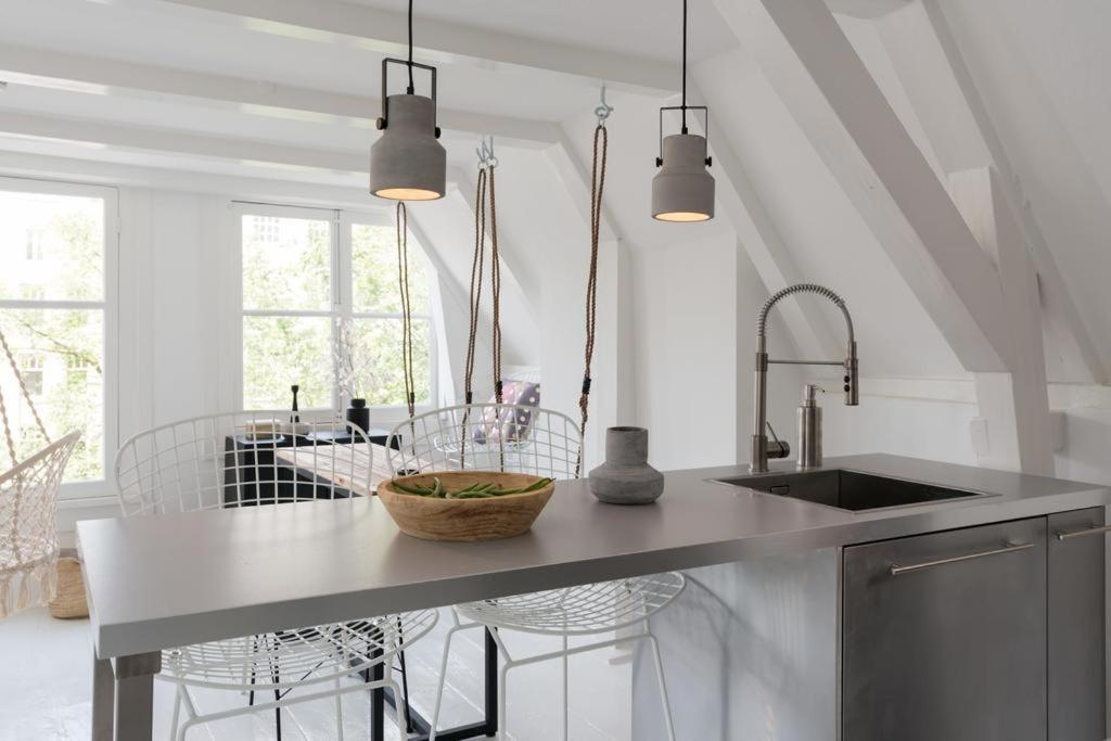 Two Bedroom Apartment In Historic Canalhouse From 1618 - City Centre Amsterdam Exterior photo